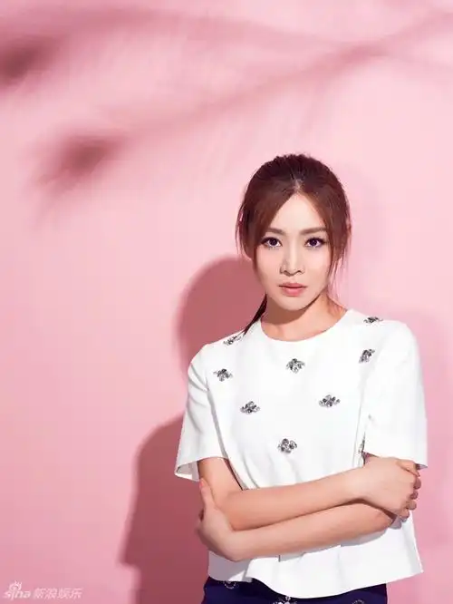 69 王维维时尚大片 [6p]             近日,王维维曝光一组时尚写真