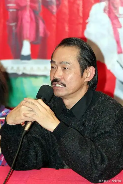 香港武打明星元华(原名容继志),曾经是"七小福"成员之一,与成龙