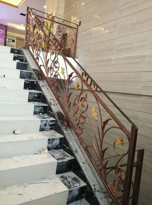 新款式新工艺别墅铁艺楼梯扶手新中式锻打铁艺楼梯扶手工厂定制