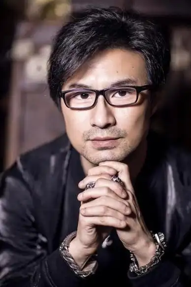 汪峰,这位曾经在音乐界有过辉煌的时刻的摇滚歌手,如今却成为了舆论的