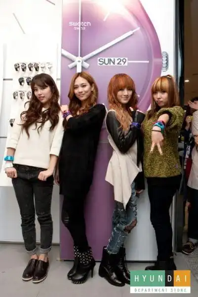 missa个性装扮亮相百货现场气氛其乐融融