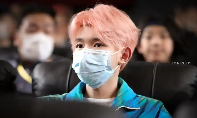 王源新发色蜜桃粉发色也太好看了吧