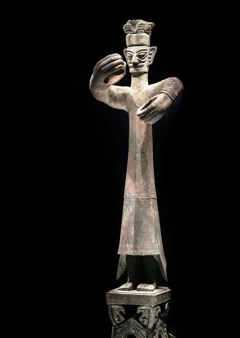 揭秘三星堆神秘的青铜立人,手里拿的究竟是什么?