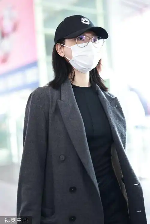 组图陈数穿灰色大衣现身机场戴帽子向粉丝挥手低调十足