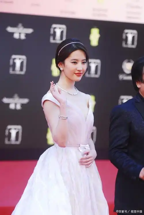 为什么刘亦菲总爱撕嘴皮