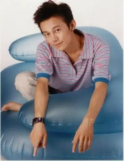 金龟子何炅20年前合影曝光 揭何炅教师旧照