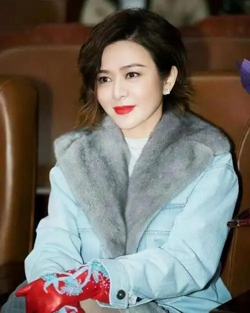 作为老板,向华强也参演了《至尊无上》,饰演"龙哥"一角.