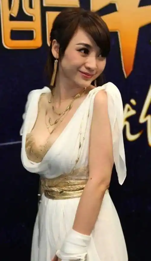 柳岩还是那么放的开!