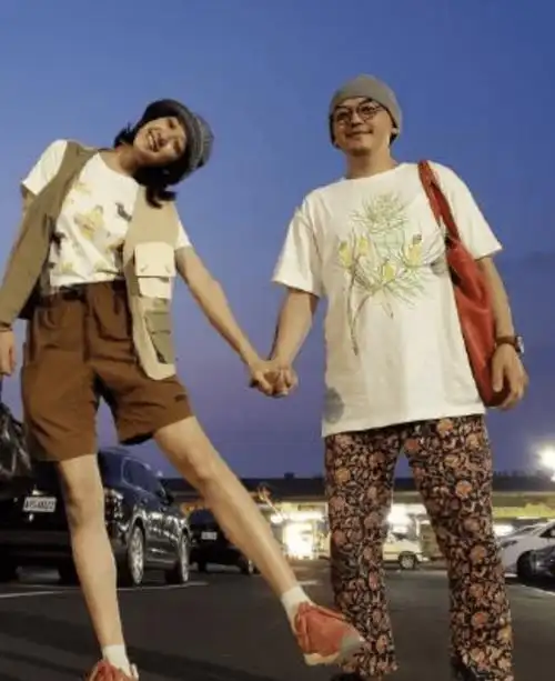 的黄子佼相差19岁,平面模特出身的她,曾是林俊杰《爱笑的眼睛》mv女主