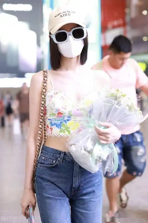 街拍:毛晓彤印花背心 修身裤 墨镜时尚清爽_机场_上海