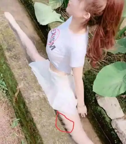 女网红水中练习"一字马",水中的东西意外抢镜,网友:黄鳝?