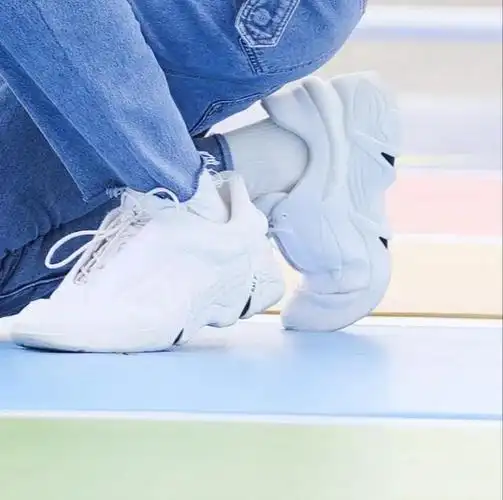 蔡徐坤白色运动鞋白袜