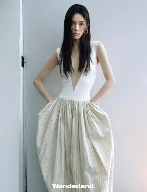 钟楚曦wonderland封面大片#作为新生代演员,@钟楚曦身上有很多优秀的
