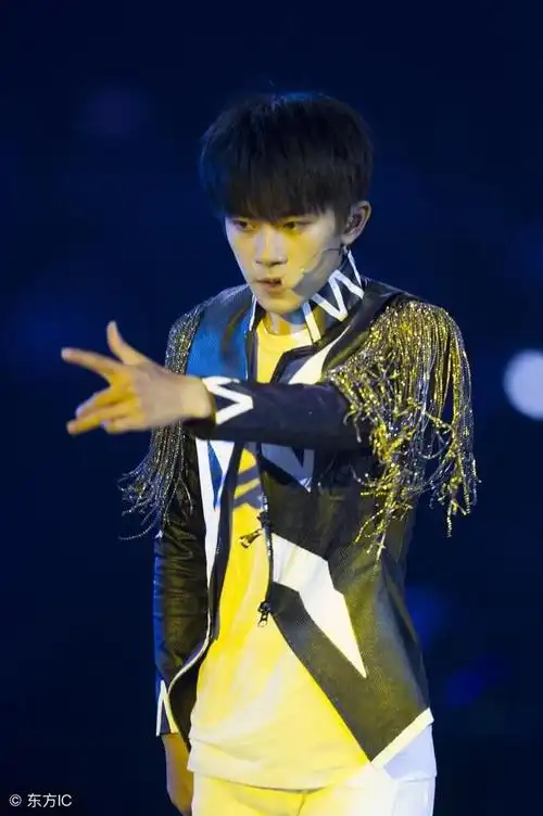 易烊千玺喝醉亲女朋友视频_易烊千玺喝醉酒吻女朋友的图片