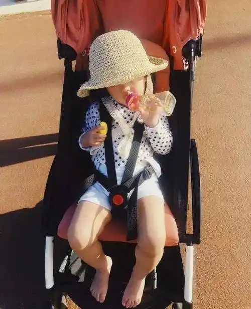 陈赫还晒出了一张安安的近照,看起来,小宝宝继承了爸妈的身高,腿很长