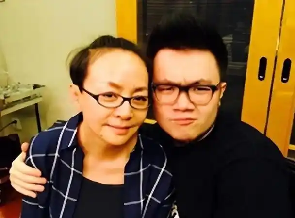 曝宋丹丹每天逛日坛公园多套千万豪宅曝光留寸头面容西像男性