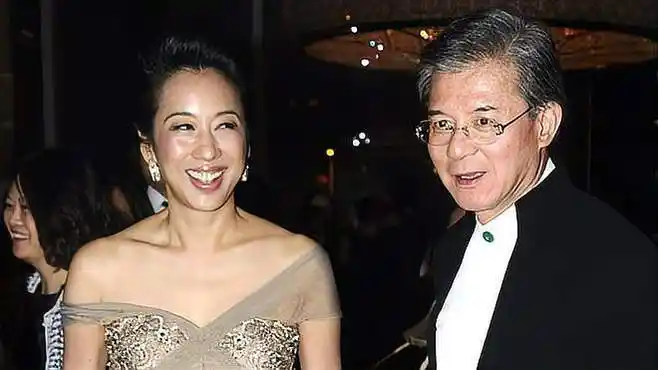 朱玲玲继子罕见携妻露脸,夫妻依偎合照很恩爱,即将在年底做父亲