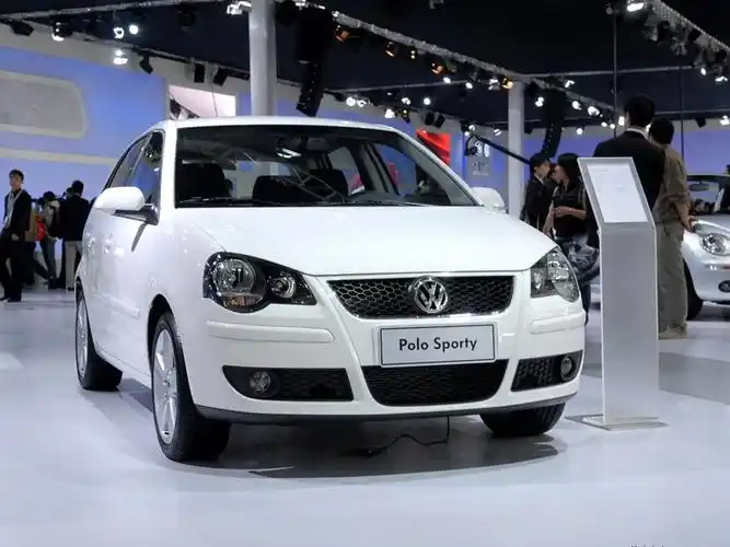 白色polo车前正视