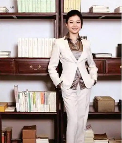 被马云亲自请出山的女人;身价过百亿,被问起感情:很忙,没时间_李颖