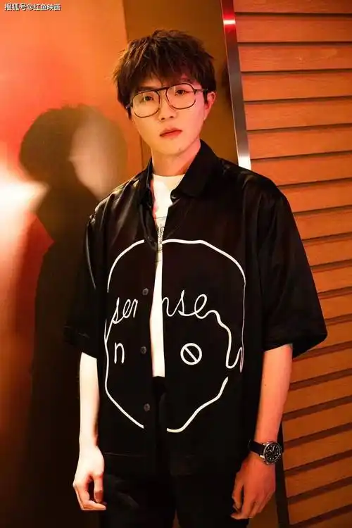 毛不易 电梯间写真