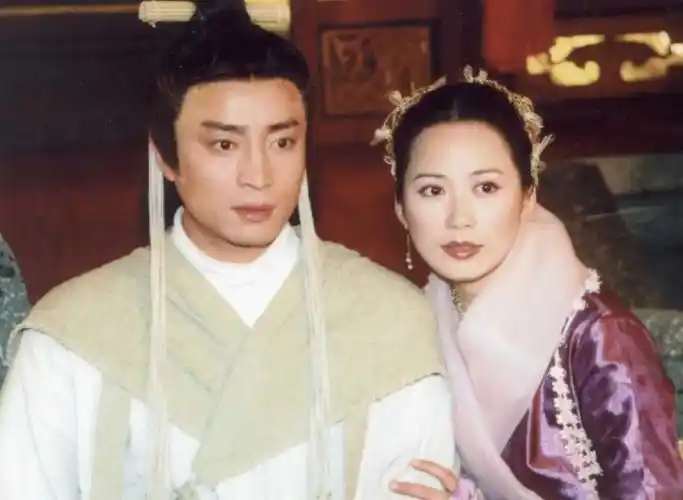 54岁何中华露营被偶遇,打扮朴素难掩气质【爱哟网】