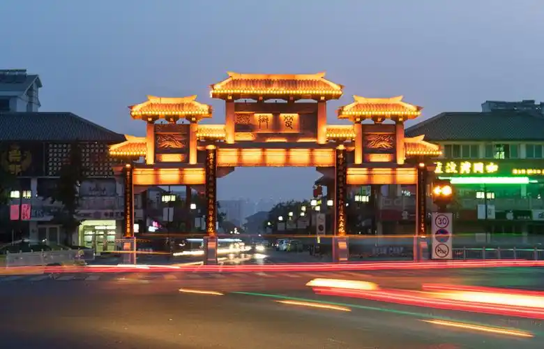 上一页 下一页 作品名称: 楚门晨曦  作品描述: 楚街是宿迁市第一条集