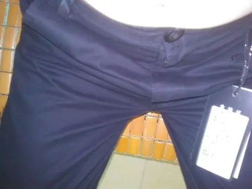 是因为里面的拉链比较硬,不服帖的关系,其实一般拉链裤子都有点这样的