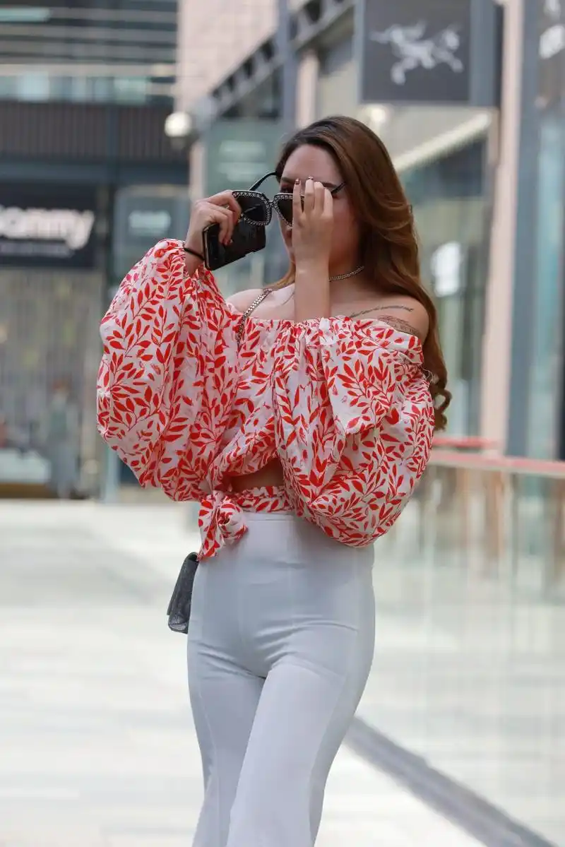 白色紧身裤美妇人#时尚穿搭# #遇见好身材# #完美臀部