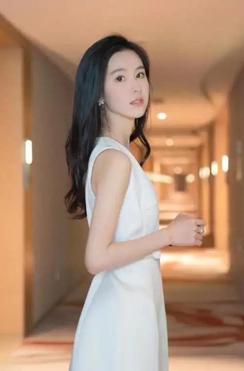 陈都灵新戏开机,穿刺绣小黑裙优雅大方,同框刘恺威脸只有巴掌大_网易