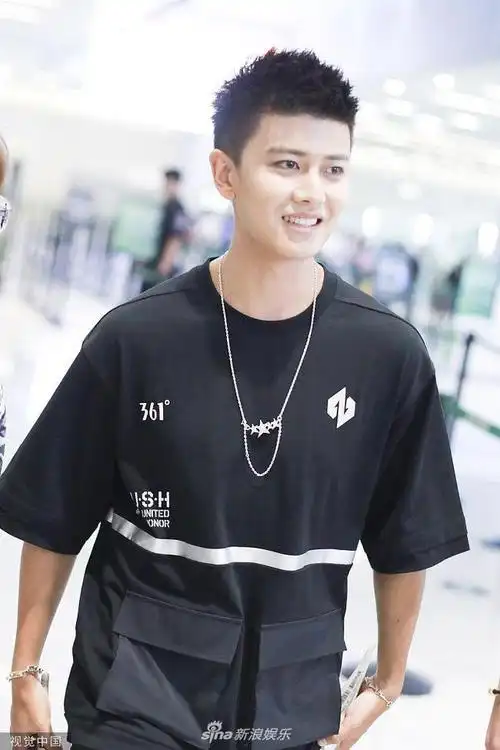 组图任嘉伦换板寸新发型酷帅十足挥手微笑与粉丝告别超暖