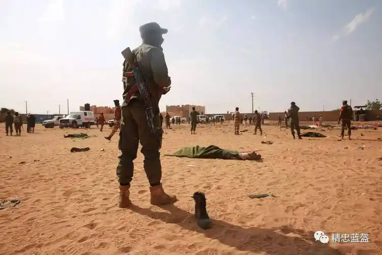 一名士兵守卫在遇难者遗体旁边,现场遗落了一只作战靴 赵子权摄