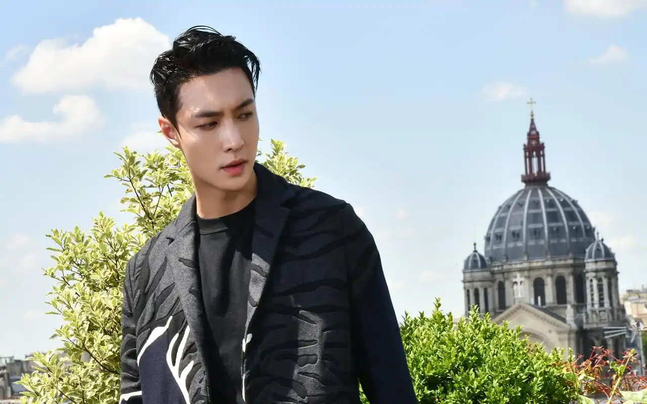 张艺兴巴黎写真帅气图片桌面壁纸