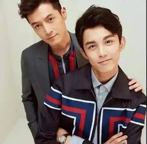 话说,以前觉得这两人像父子,吴磊长大后,又觉得像兄弟.