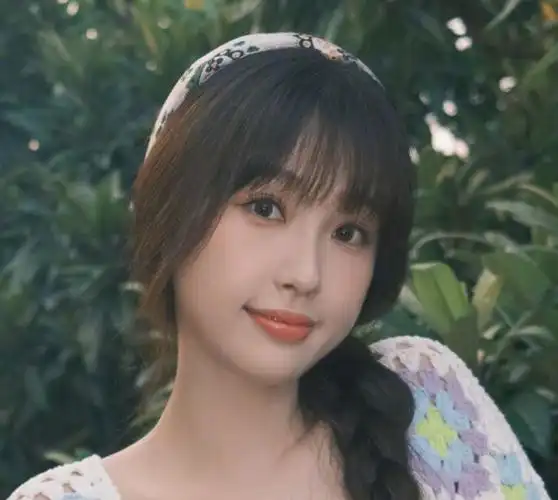 虞书欣片场状态好两个动作太可爱嘟嘴亮了