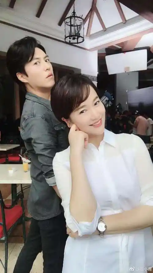 论一个演员的抢镜靳东美女身边走过二哈表情抢镜成功