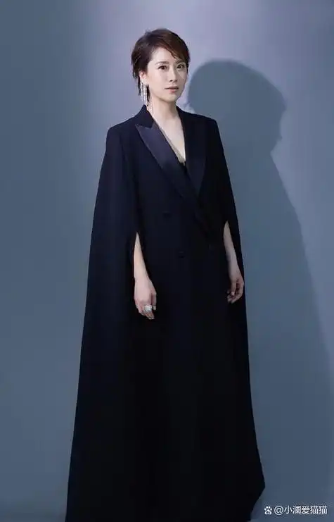 海清真会穿!低马尾发型搭配黑色西服和百褶裙,意外高级时髦