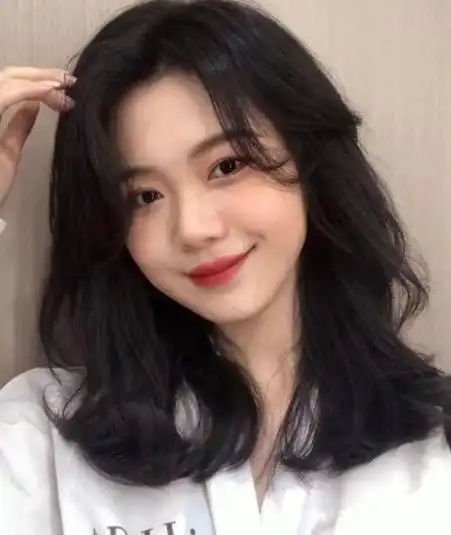 披肩的短发微微弯起的小弧度很好看,整体由上到下很有层次感,头顶的