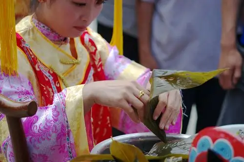 包粽子的格格装美女 摄于沈阳-枕畔诗