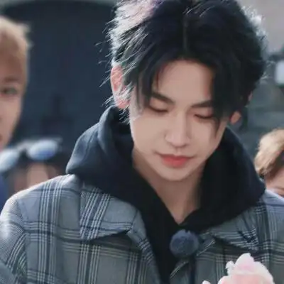 小鬼 王琳凯/优质头像礼貌拿图.