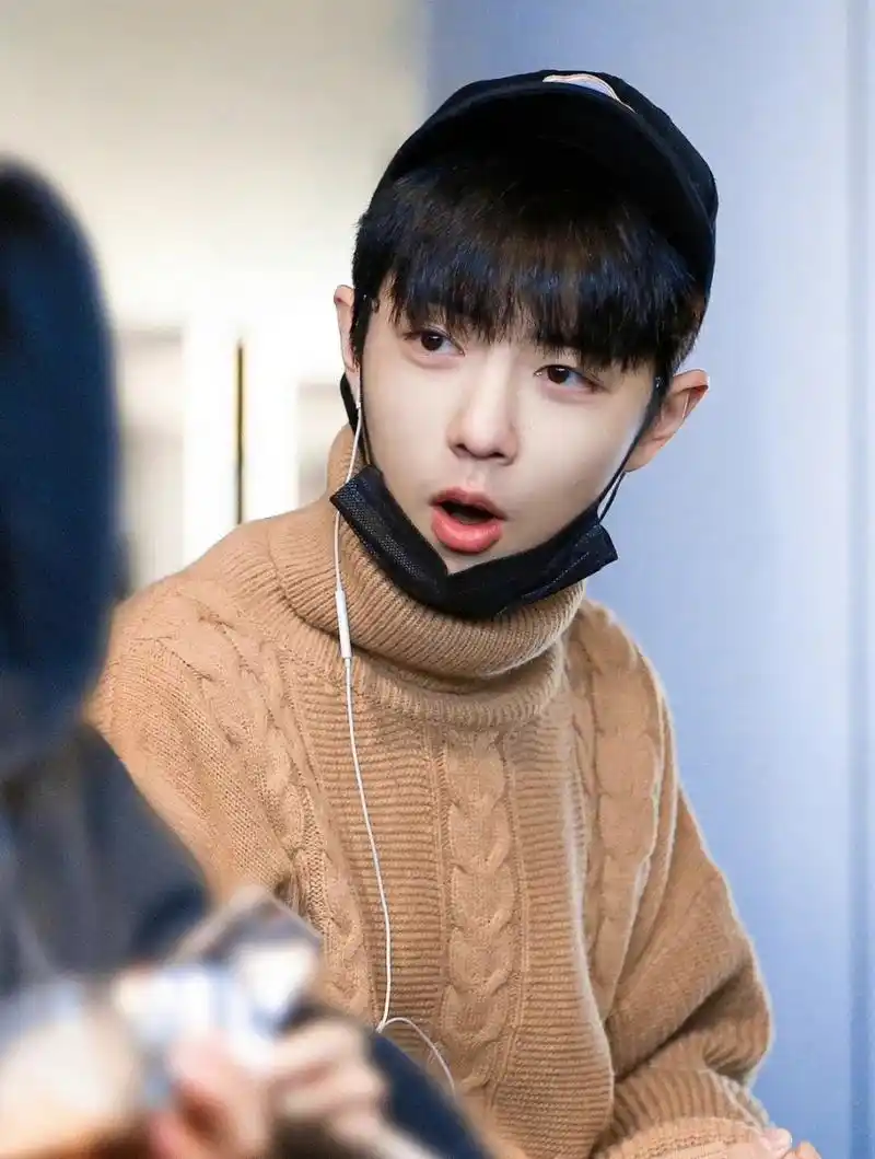 肖战小可爱#  好想按上去来个壁咚    谁让他这么调皮04