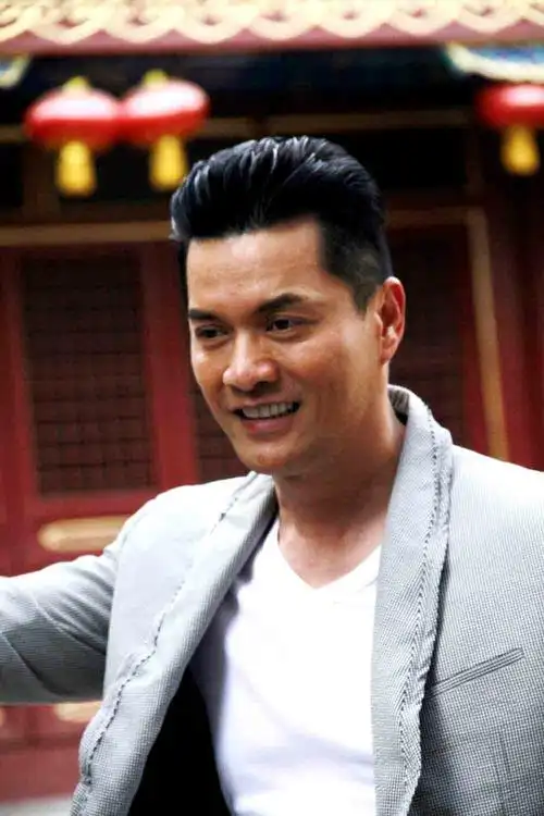 1955年12月22日生于越南,20世纪60年代从越南迁居香港,中国香港影视男