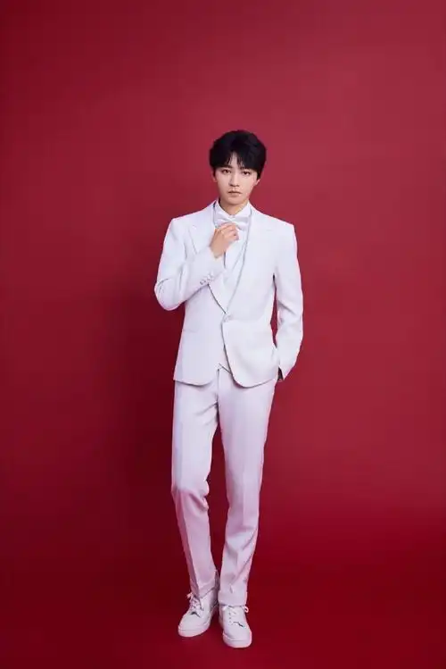 王俊凯白西服套装