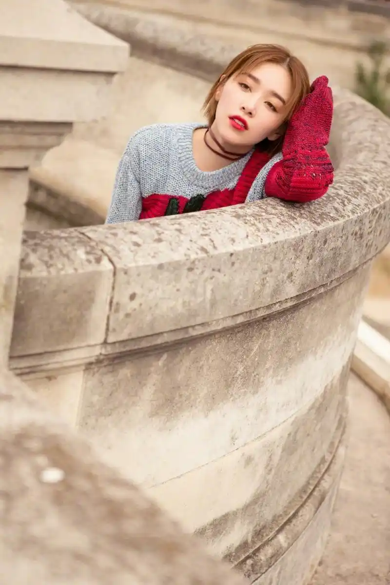 阚清子身穿红色针织衫搭配白色短裤,秒变18岁少女,网友:腿真长