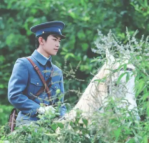 易烊千玺晚到半年的军训非正式版本到来了千玺直喊运动量太大