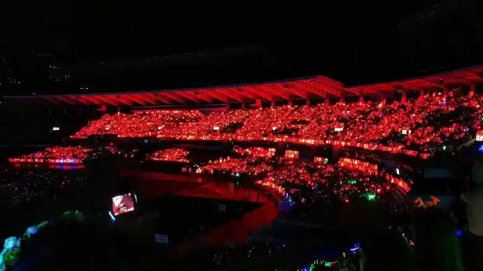 这就是易烊千玺的演唱会视角:灼灼红海三千里～台上台下都红的耀眼!