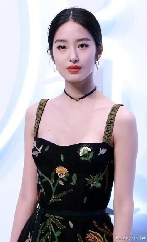 杨采钰肌肤白皙,高跟鞋配长裙很显凹凸有致的身形