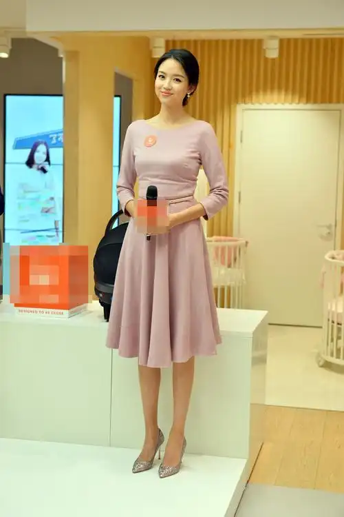 张梓琳十足妈妈味现身谈育儿:不唱红脸白脸