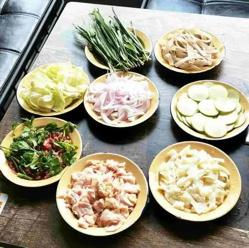 肉肉鲜蔬烙的滋滋作响 烙锅用的是中间低边沿高的专用锅 食材在中间烙