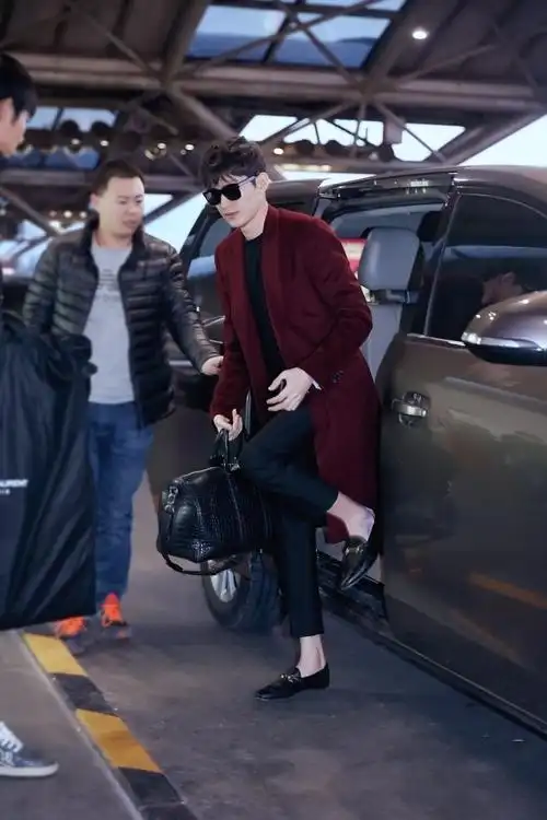 《明星图集》张翰机场街拍图片:黑墨镜炫酷有型图片大全