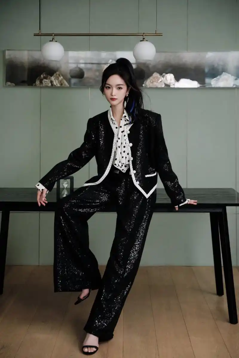 吴宣仪:黑色水钻一字带高跟凉鞋